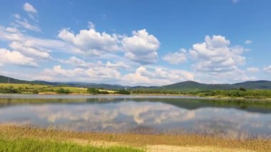 Yaz fırtınasından önce bir göl manzarası