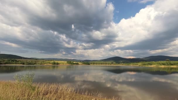 Krajobraz Jeziora Przed Letnią Burzą — Wideo stockowe