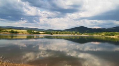 Yaz fırtınasından önce göl manzarasının zamanlaması