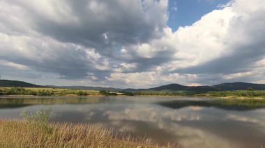 Yaz fırtınasından önce göl manzarasının zamanlaması