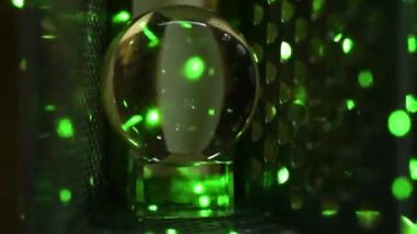 Lazer ışığı ve kristal top oynarken soyut arkaplan