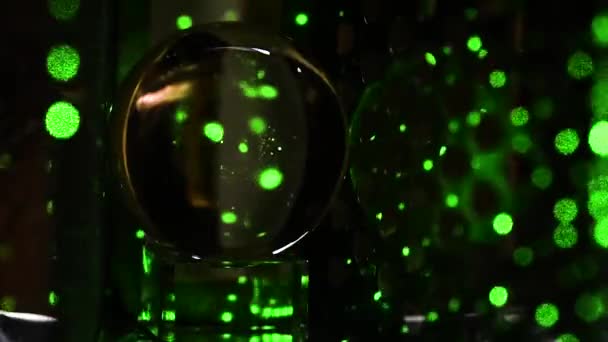 Lazer Işığı Kristal Top Oynarken Soyut Arkaplan — Stok video