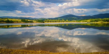 Yaz fırtınasından önce bir göl manzarası