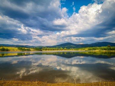Yaz fırtınasından önce bir göl manzarası