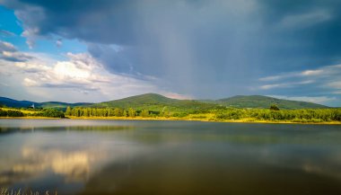 Yaz fırtınasından önce bir göl manzarası