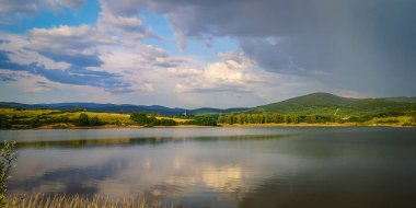 Yaz fırtınasından önce bir göl manzarası