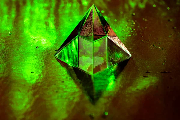 Кришталева Піраміда Променях Фону — стокове фото