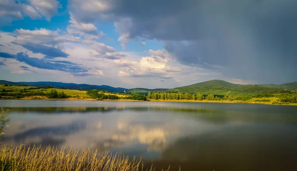 夏の雷雨前の湖の風景 — ストック写真