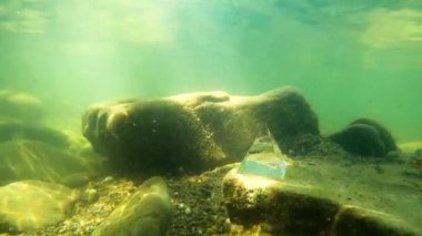 Yaz nehrinde kristal piramit