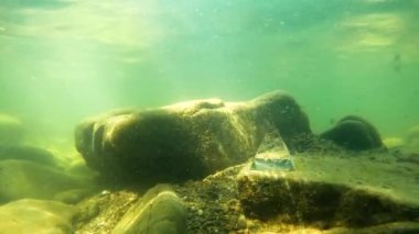 Yaz nehrinde kristal piramit