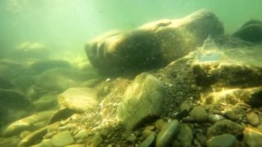 Yaz nehrinde kristal piramit