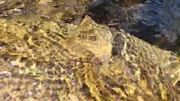 Κρυστάλλινη Πυραμίδα Ένα Καλοκαιρινό Βουνό Ποτάμι — Αρχείο Βίντεο