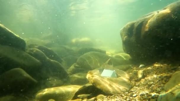 Pyramide Cristal Dans Une Rivière Montagne Été — Video