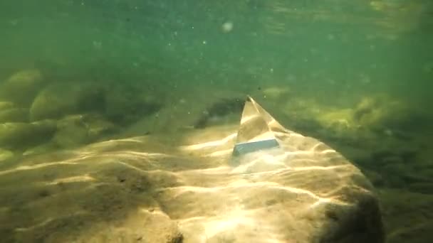 Pyramide Cristal Dans Une Rivière Montagne Été — Video
