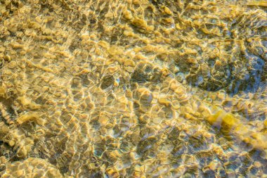 Bir dağ nehrinin dibinin güzel dokusu