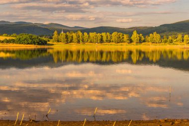 Yaz günbatımında Dağ Gölü