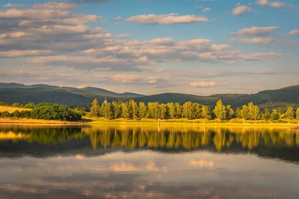 Гірське Озеро Під Час Літнього Заходу Сонця — стокове фото
