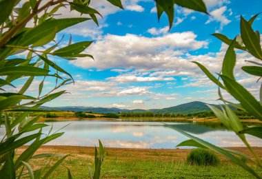 Yaz günbatımında Dağ Gölü