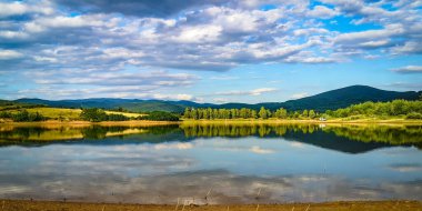 Yaz günbatımında Dağ Gölü