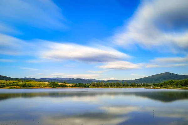 Yaz günbatımında Dağ Gölü