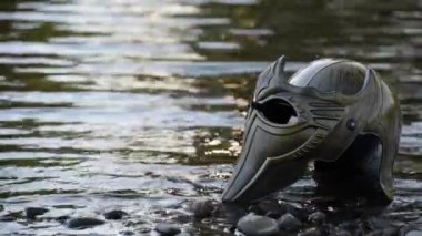 Bir dağ nehrinde gladyatör miğferiyle mecazi kurulum.