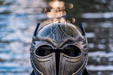 Bir dağ nehrinde gladyatör miğferiyle mecazi kurulum.