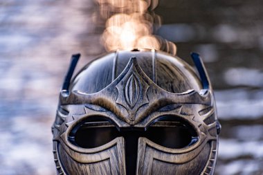 Bir dağ nehrinde gladyatör miğferiyle mecazi kurulum.