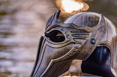 Bir dağ nehrinde gladyatör miğferiyle mecazi kurulum.