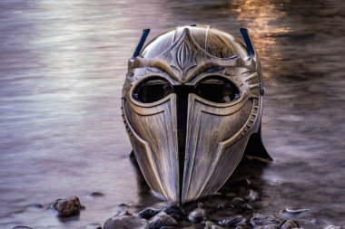 Bir dağ nehrinde gladyatör miğferiyle mecazi kurulum.