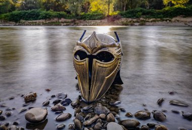 Bir dağ nehrinde gladyatör miğferiyle mecazi kurulum.