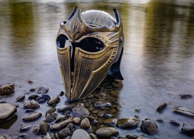 Bir dağ nehrinde gladyatör miğferiyle mecazi kurulum.