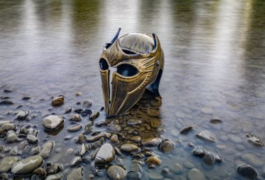 Bir dağ nehrinde gladyatör miğferiyle mecazi kurulum.