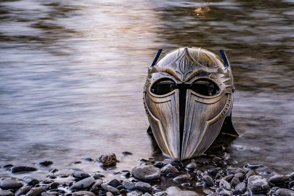 Metaforische Installatie Een Bergrivier Met Gladiatorenhelm — Stockfoto