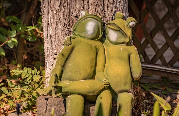 Statue Hugging Frogs Backyard — стоковое фото