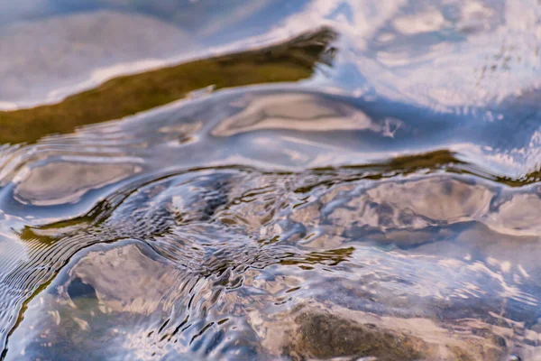 Vagues Texturées Une Rivière Montagne Aux Reflets Soleil — Photo