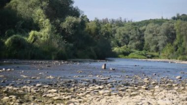 Gün batımında bir dağ nehrinin manzarası