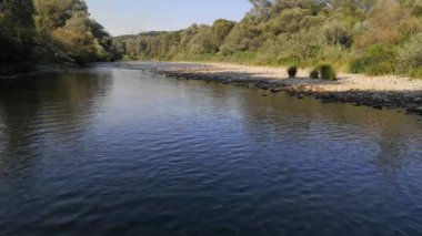 Gün batımında bir dağ nehrinin manzarası