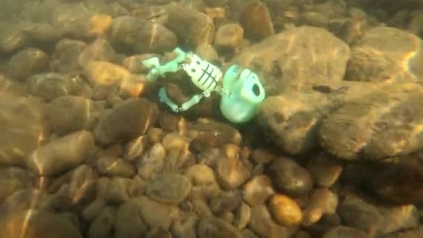 Underwater Shooting Mountain River Toy Skeleton — Vídeo de stock