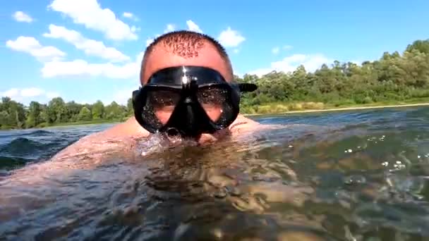 Man Mask Swims Mountain River — Vídeo de Stock