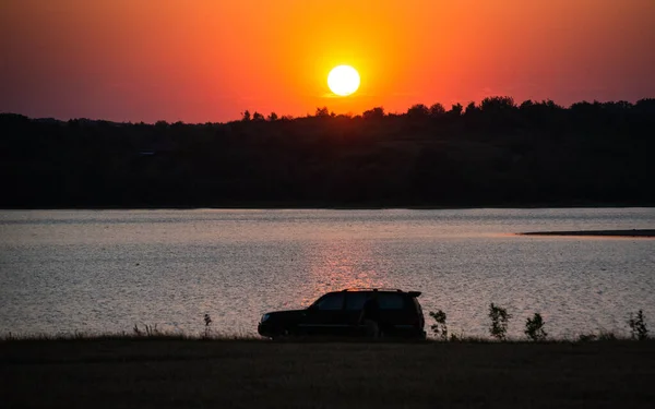 Suv Der Nähe Des Sees Bei Sonnenuntergang — Stockfoto