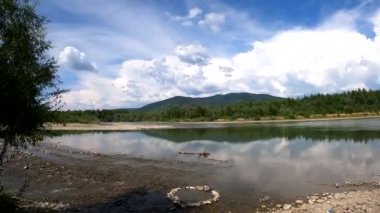 Yazın bir dağ nehrinde SUV