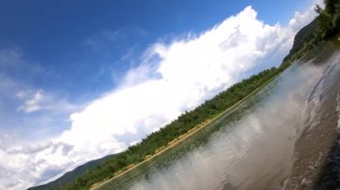 Yazın bir dağ nehrinde SUV