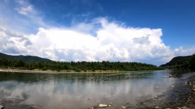 Yazın bir dağ nehrinde SUV