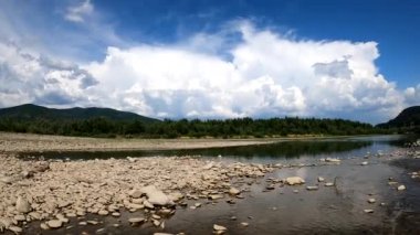 Yazın bir dağ nehrinde SUV