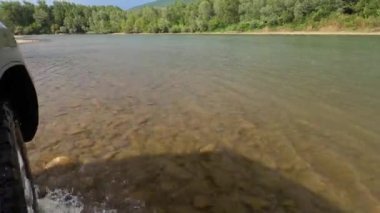 Yazın bir dağ nehrinde SUV