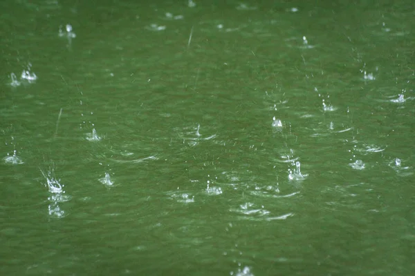 Сліди Дощу Поверхні Річки — стокове фото
