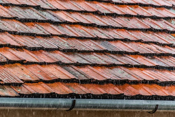 Сильная Летняя Гроза Черепичной Крыше — стоковое фото