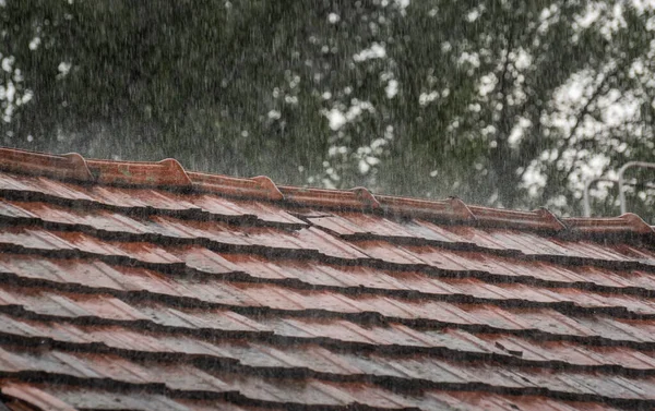 Strong Summer Thunderstorm Tile Roof — Fotografia de Stock