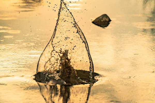 Разбрызгивание Воды Горной Реки Фоне Солнца — стоковое фото