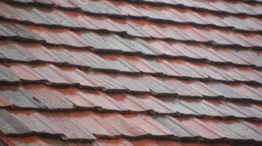 Sonbahar yağmuru kiremitli çatıya yağar